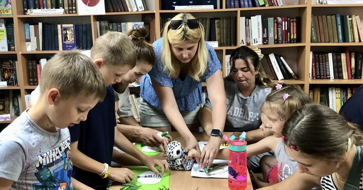 Автор фото: Надія Федорова У Високому фасилітаторка програми Міжнародного Комітету Порятунку провела арттерапевтичну зустріч на порталі Gromada Group