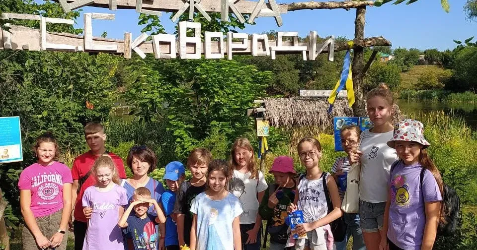 Джерело: Покотилівська дитяча бібліотека. Читачі Покотилівської дитячої бібліотеки пройшли екскурсійний маршрут “Стежками Сковороди” на порталі Gromada Group