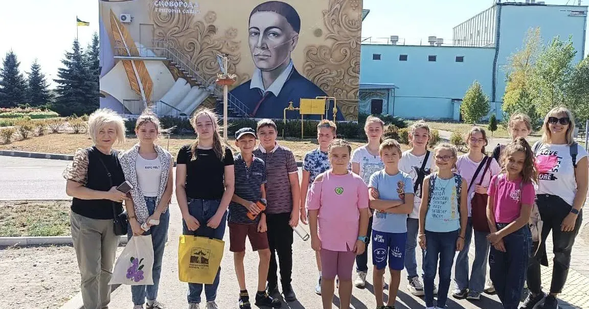 Джерело: КЗ "Публічна бібліотека Височанської селищної ради Харківського району" Юні читачі бібліотеки Високого здійснили подорож туристичним маршрутом “Стежками Сковороди” на порталі Gromada Group